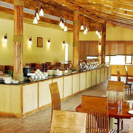 Mapple Leisure Resort Рамнагар Ресторант снимка