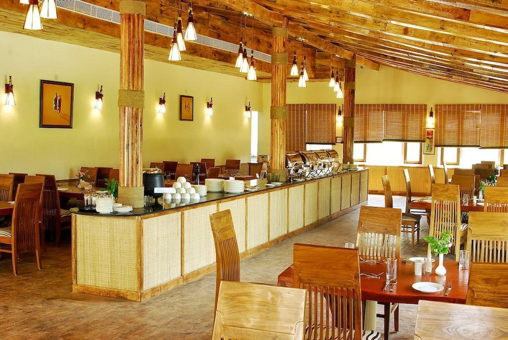 Mapple Leisure Resort Рамнагар Ресторант снимка